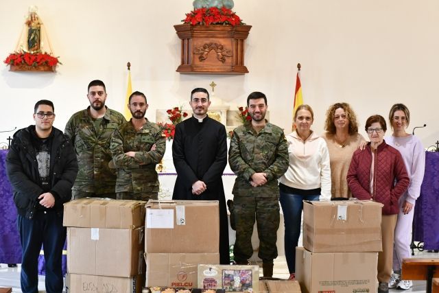 Campaña de recogida de alimentos en el Centro de Formación de Tropa de Camposoto