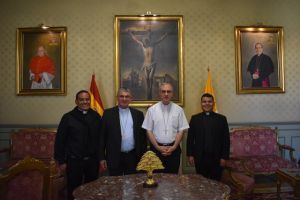 Monseñor Juan Antonio Aznárez recibe al Obispo Castrense de Venezuela.