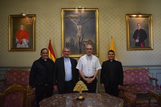 Monseñor Juan Antonio Aznárez recibe al Obispo Castrense de Venezuela.