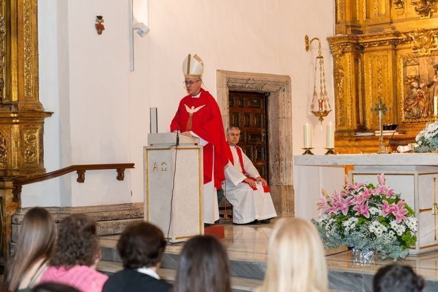 El Arzobispo Castrense imparte el sacramento de la Confirmación en la Parroquia de San Felipe Neri de Valladolid