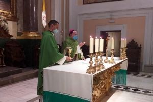 El Arzobispo Castrense preside la misa dominical en la Iglesia Catedral Castrense.