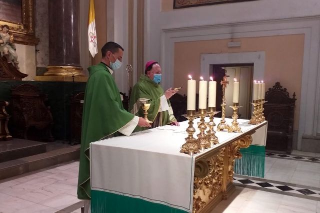 El Arzobispo Castrense preside la misa dominical en la Iglesia Catedral Castrense.