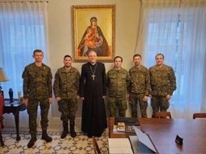 Capellanes militares desplegados en Letonia asisten a una Audiencia con el arzobispo de Riga