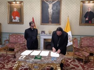 Firma de un convenio entre el Arzobispado Castrense y la Compañía de Jesús para la reactivación del proceso de beatificación y canonización del páter Fernando Huidobro, capellán de la concordia.