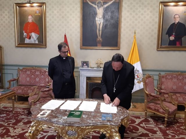 Firma de un convenio entre el Arzobispado Castrense y la Compañía de Jesús para la reactivación del proceso de beatificación y canonización del páter Fernando Huidobro, capellán de la concordia.