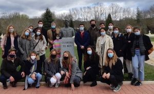 La Guardia Real acoge al grupo universitario del Arzobispado Castrense