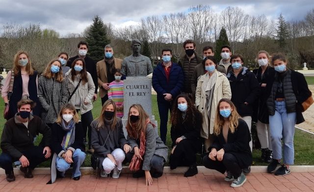La Guardia Real acoge al grupo universitario del Arzobispado Castrense