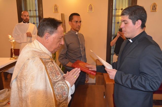 Vigilia de ordenación en el Seminario Castrense