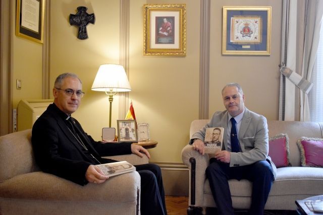 Monseñor Aznárez recibe a Emilio Domínguez Díaz, autor del libro “Padre Huidobro Héroe de Almas Legionarias”
