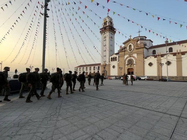 Los Zapadores de Tenerife marchan a pie a la Basílica de Candelaria