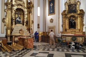 Comienzan los trabajos de colocación del nuevo Retablo del Cristo de los Alabarderos